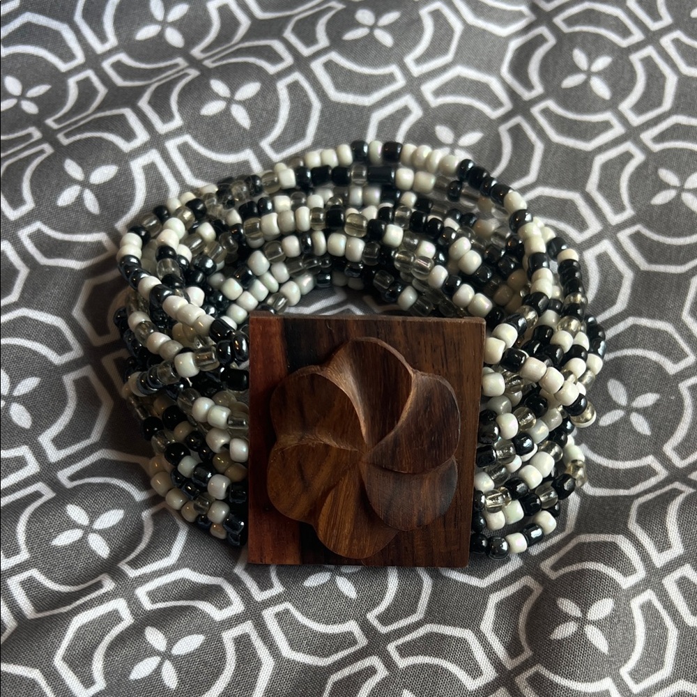 Elegant Black and White Beaded stretch Bracelet